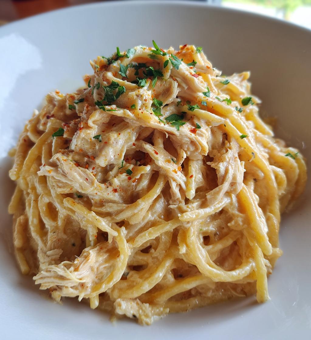 creamy crockpot chicken spaghetti