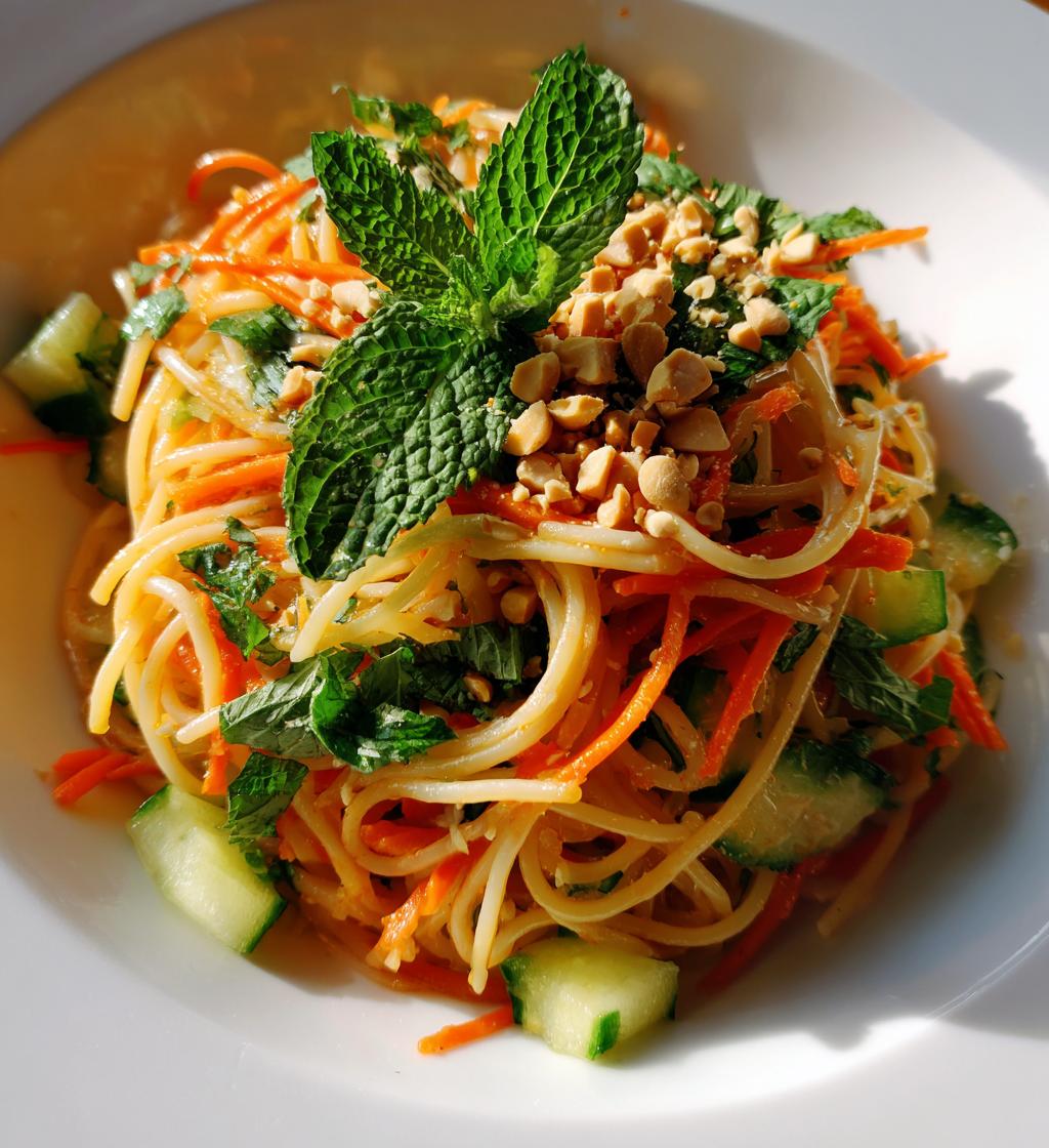 vietnamese vermicelli noodle salad - detail 1