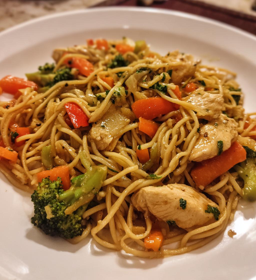 garlic chicken lo mein sauteed vegetables - detail 1